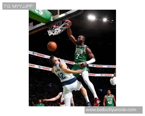 杰伦布朗次节火力全开狂砍18分半场14投9中斩获22分助攻与抢断表现出色